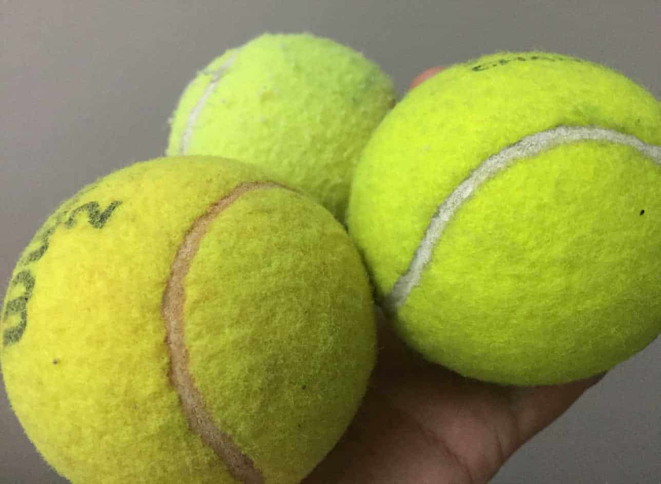 3 Bolinhas de tênis na mão